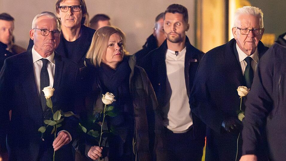 Auch Spitzenpolitiker aus Bund und Land kamen am Abend nach Mannheim: Baden-Württembergs Innenminister Thomas Strobl (CDU), Bundesinnenministerin Nancy Faeser (SPD) und Ministerpräsident Winfried Kretschmann (Grüne).