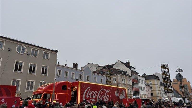 Am Theresienplatz bilden sich am Samstagnachmittag Schlangen bis zum Christkindlmarkt. Am Theresienplatz bilden sich am Samstagnachmittag Schlangen bis zum Christkindlmarkt.