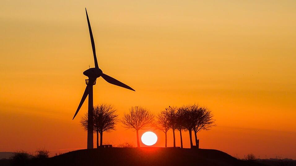Der Umstieg von fossilen auf erneuerbare Energien ist ein Thema beim Petersberger Klimadialog. (Archivbild) Der Umstieg von fossilen auf erneuerbare Energien ist ein Thema beim Petersberger Klimadialog. (Archivbild)