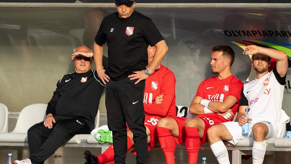 Havelse und Trainer Samir Ferchichi (2.v.l) k&ouml;nnten nun doch im Profifu&szlig;ball bleiben. (Archivbild)