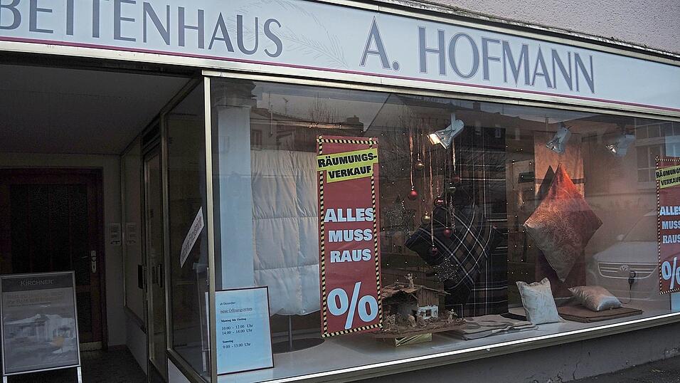 Die Tage von Bettenhaus Hofmann sind gez&auml;hlt. Am Jahresende schlie&szlig;t das inhabergef&uuml;hrte Traditionsunternehmen. Gute Nachricht f&uuml;r Kunden: Die Textil-Reinigung Begerl an der Bahnhofstra&szlig;e 10 steht f&uuml;r das Waschen von Betten, Tauschen von Inlets und andere Dienstleistungen zur Verf&uuml;gung und bietet in kleinem Rahmen auch Ware an.