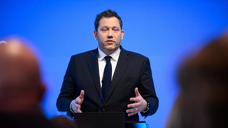 SPD-Chef Lars Klingbeil hat in einer Grundsatzrede dargelegt, wie er den angeschlagenen Standort Deutschland sanieren will.