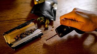 Schwere Unf&auml;lle mit Cannabis sollen k&uuml;nftig systematisch erfasst werden. (Illustration)