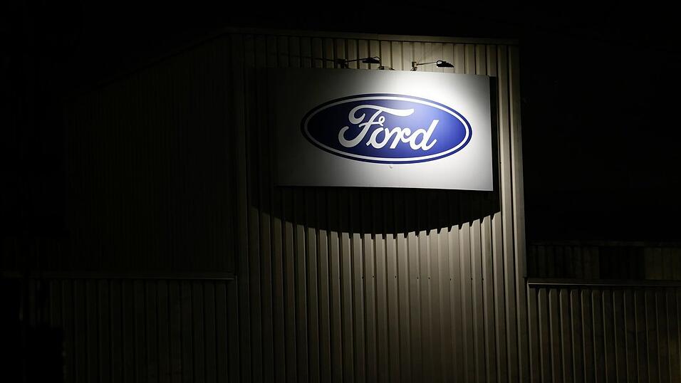 Ford-Logo am K&ouml;lner Werk