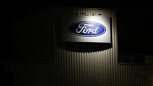 Ford-Logo am K&ouml;lner Werk