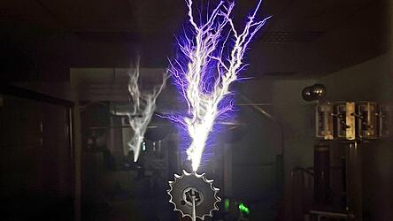 Beeindruckt zeigen sich die Besucher immer wieder von der guten Klangqualit&auml;t der Musik, die aus dem singenden Tesla kommt. Die Musik wird durch den Funken erzeugt.