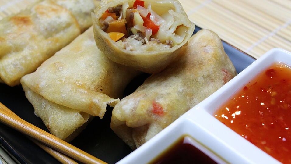 Frühlingsrollen selber machen? Das klingt kompliziert, ist aber tatsächlich ziemlich simpel. Zusätzlicher Vorteil: Man kann selbst entscheiden, was rein soll. Frühlingsrollen selber machen? Das klingt kompliziert, ist aber tatsächlich ziemlich simpel. Zusätzlicher Vorteil: Man kann selbst entscheiden, was rein soll.