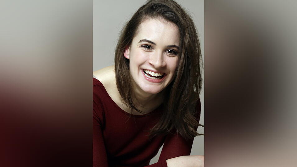 Emily Marie Seidel steht kurz vor ihrer Abschlussprüfung zur Bühnendarstellerin an der Stage School. 'Ich bin jetzt am Ende der Ausbildung, aber am Anfang von etwas Großem', ist sich die Landshuterin sicher. 'Es gibt so viel zu erleben und entdecken. Ich freu' mich.' Emily Marie Seidel steht kurz vor ihrer Abschlussprüfung zur Bühnendarstellerin an der Stage School. 'Ich bin jetzt am Ende der Ausbildung, aber am Anfang von etwas Großem', ist sich die Landshuterin sicher. 'Es gibt so viel zu erleben und entdecken. Ich freu' mich.'