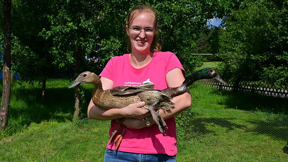 Sandra Zollner mit ihren beiden Laufenten, die sie Paul und Paula getauft hat.