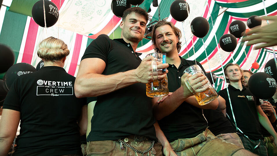 Echte Blasmusikfans lie&szlig;en sich den Montagabend im Festzelt Weckmann nicht entgehen.