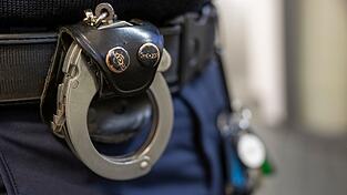 Bei der Demontage der Bahnschranke wurde auch deren Mechanik beschädigt. (Symbolbild)