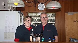 F&uuml;r das Foto postierten sie sich noch einmal hinter der Theke im Festsaal: Das Wirtsehepaar Gerhardine und Thomas Krinner