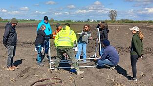 Mit vereinten Kr&auml;ften wurde, unter Anleitung von Sebastian Rall on der Artenschutzmanagement GmbH T&uuml;bingen, die Unterkonstruktion der Solarpaneele montiert.