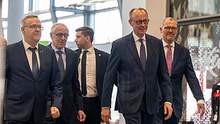 Die Spitzenverbände der deutschen Wirtschaft sehen das Treffen mit den Spitzen der Koalition und Gewerkschaften am Mittwoch im Kanzleramt als Chance für einen gemeinsamen Reformkurs. (Archivbild) Die Spitzenverbände der deutschen Wirtschaft sehen das Treffen mit den Spitzen der Koalition und Gewerkschaften am Mittwoch im Kanzleramt als Chance für einen gemeinsamen Reformkurs. (Archivbild)