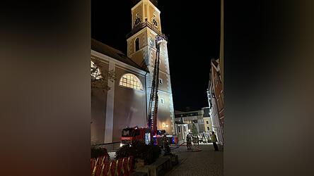 Einsatzkräfte trainieren den Brandschutz am Kirchturm nach 26 Jahren erneut. Einsatzkräfte trainieren den Brandschutz am Kirchturm nach 26 Jahren erneut.