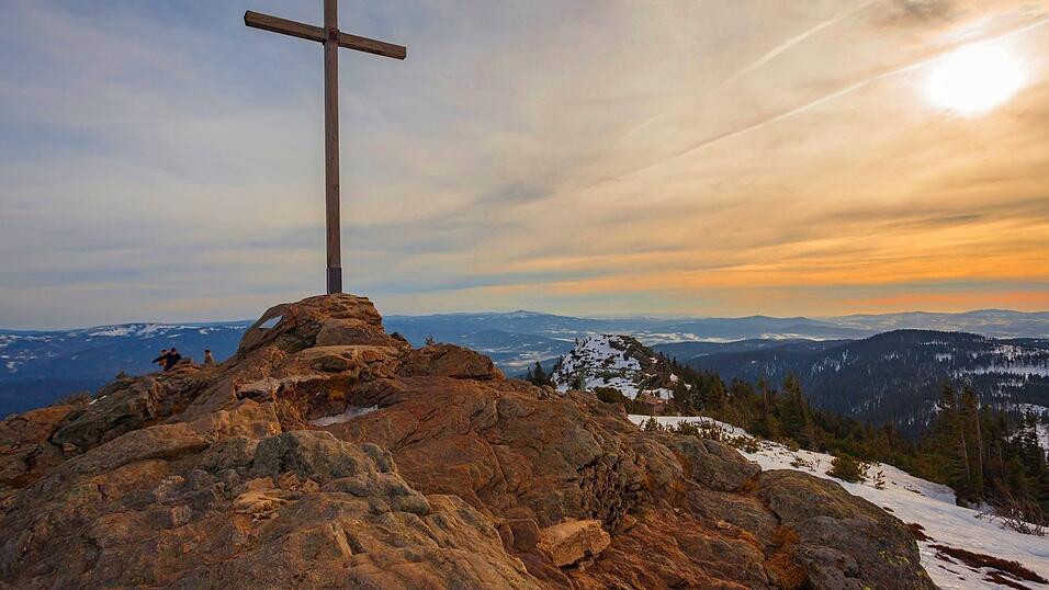 Das Gipfelkreuz am Großen Arber. Auf Ostbayerns höchstem Berg könnte es am 24. Dezember schneien. Das Gipfelkreuz am Großen Arber. Auf Ostbayerns höchstem Berg könnte es am 24. Dezember schneien.