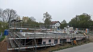 Das Naturkinderhaus an der Vilstalstraße neben dem Feuerwehrgebäude Vilsheim soll, wenn alles am Bau so läuft wie zurzeit, im Januar 2024 bezugsfertig sein.