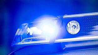Polizisten umstellen einen Laden, indem ein Einbrecher sein soll. Dann wird es kurios. (Symbolbild)