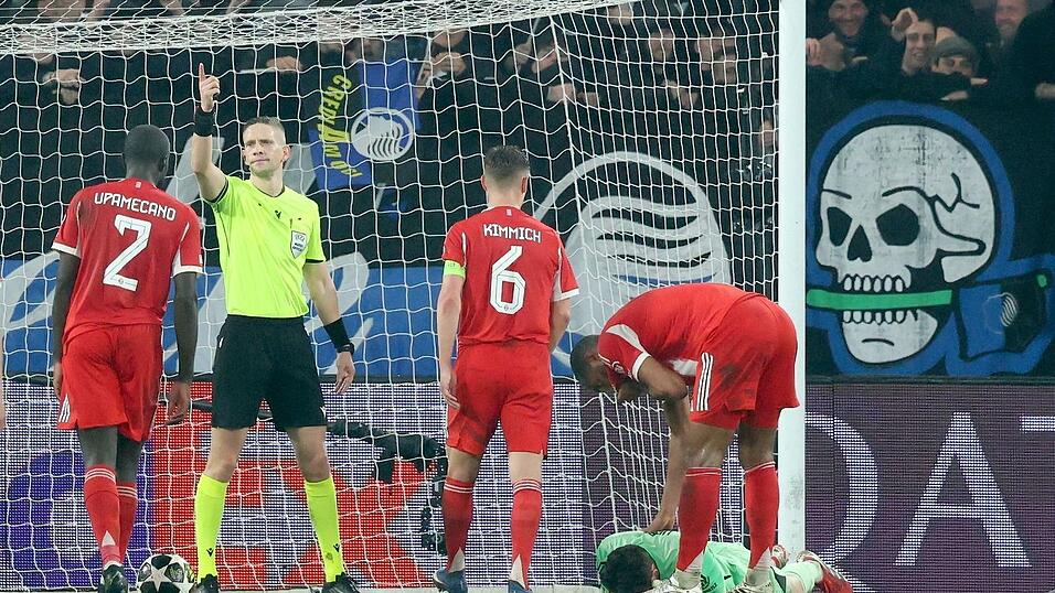 Bayern-Torwart Jonas Urbig liegt nach einem Kopf-Treffer verletzt am Boden.