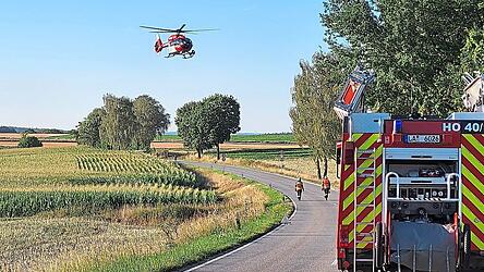 Ein Hubschrauber war im Einsatz beim Unfall am Mittwochmorgen. Die beiden Beteiligten waren nach Angabe der Polizei aber nur leicht verletzt.