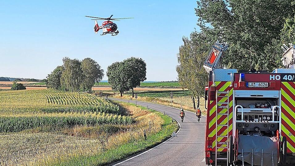 Ein Hubschrauber war im Einsatz beim Unfall am Mittwochmorgen. Die beiden Beteiligten waren nach Angabe der Polizei aber nur leicht verletzt. Ein Hubschrauber war im Einsatz beim Unfall am Mittwochmorgen. Die beiden Beteiligten waren nach Angabe der Polizei aber nur leicht verletzt.