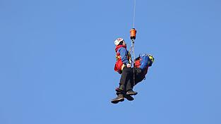 Bei Übungen wird die Rettung per Seilwinde mit dem Helikopter geprobt. (Archivbild)