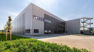 Laut Miss Pompadour entsteht am Standort Kirchroth Europas größter Einzeldosenversand.