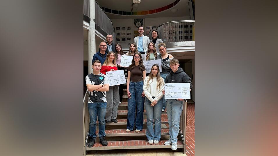 Die erfolgreichen Teams bei der Preisverleihung durch Leiterin der Sparkassen-Geschäftsstelle Viechtach Marina Weiß sowie ihren Stellvertreter Andreas Bielmeier Die erfolgreichen Teams bei der Preisverleihung durch Leiterin der Sparkassen-Geschäftsstelle Viechtach Marina Weiß sowie ihren Stellvertreter Andreas Bielmeier