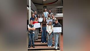 Die erfolgreichen Teams bei der Preisverleihung durch Leiterin der Sparkassen-Gesch&auml;ftsstelle Viechtach Marina Wei&szlig; sowie ihren Stellvertreter Andreas Bielmeier