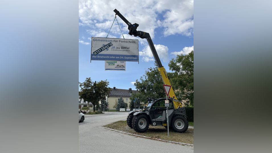 Plakatierer haben in Straßkirchen aktuell gefühlt Hochsaison. Fast überall sieht man Plakate, nicht nur für die Landtagswahl, sondern eben auch für (oder gegen) BMW. Dieses Banner ragt dann aber doch heraus. Wortwörtlich. Plakatierer haben in Straßkirchen aktuell gefühlt Hochsaison. Fast überall sieht man Plakate, nicht nur für die Landtagswahl, sondern eben auch für (oder gegen) BMW. Dieses Banner ragt dann aber doch heraus. Wortwörtlich.