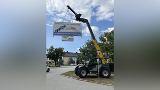 Plakatierer haben in Stra&szlig;kirchen aktuell gef&uuml;hlt Hochsaison. Fast &uuml;berall sieht man Plakate, nicht nur f&uuml;r die Landtagswahl, sondern eben auch f&uuml;r (oder gegen) BMW. Dieses Banner ragt dann aber doch heraus. Wortw&ouml;rtlich.&nbsp;
