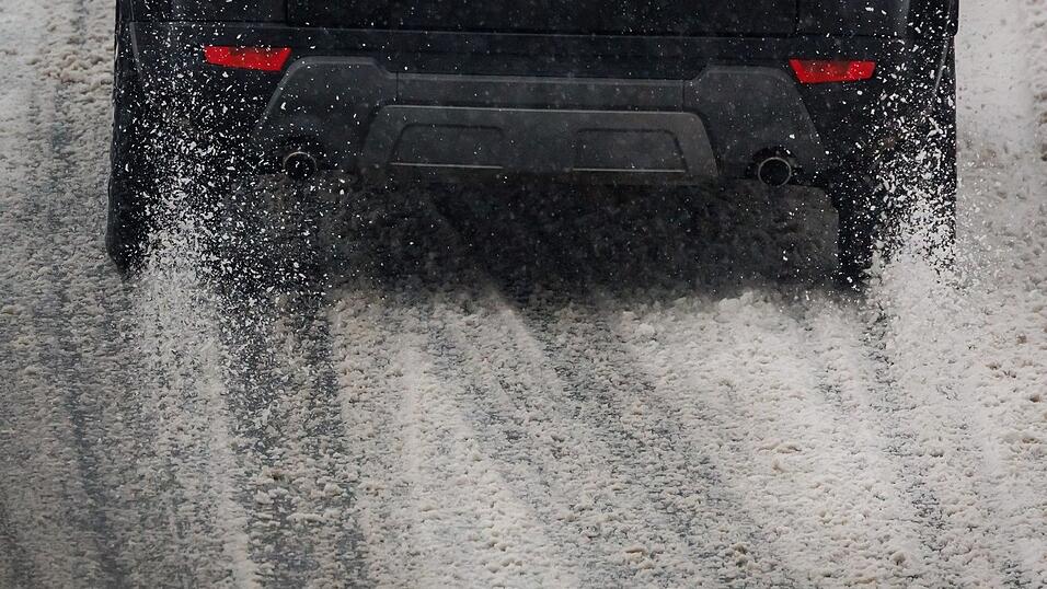 Schneeglätte brachte Autofahrer ins Schleudern. Schneeglätte brachte Autofahrer ins Schleudern.