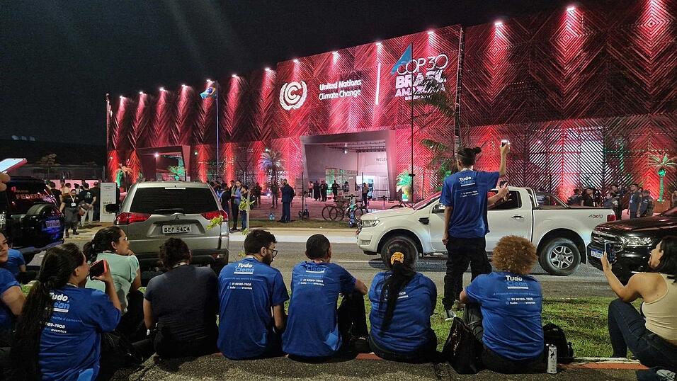 Indigene Aktivisten haben den Veranstaltungsort des Weltklimagipfels gestürmt. Indigene Aktivisten haben den Veranstaltungsort des Weltklimagipfels gestürmt.