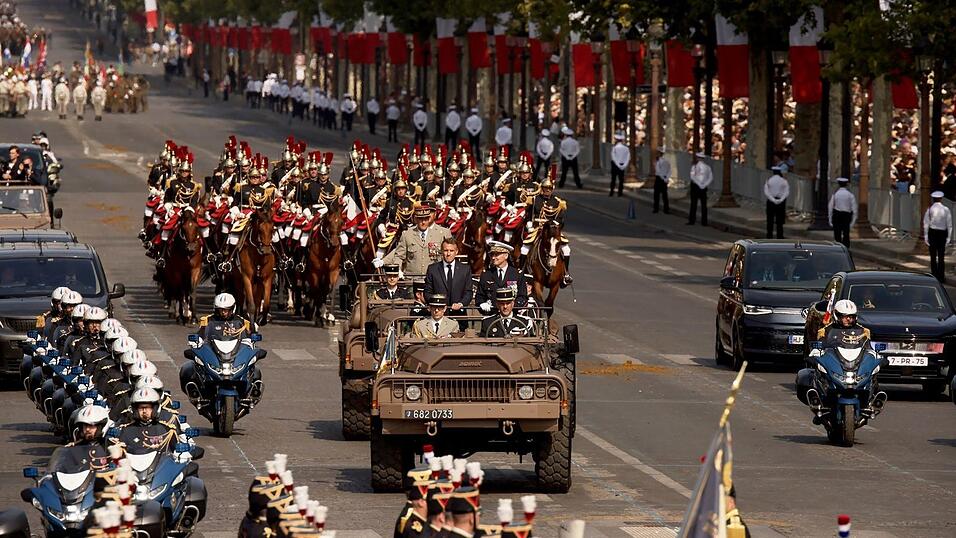Truppen der L&auml;nder der Koalition der Willigen f&uuml;hrten die Milit&auml;rparade zum franz&ouml;sischen Nationalfeiertag an.