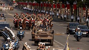 Truppen der Länder der Koalition der Willigen führten die Militärparade zum französischen Nationalfeiertag an. Truppen der Länder der Koalition der Willigen führten die Militärparade zum französischen Nationalfeiertag an.