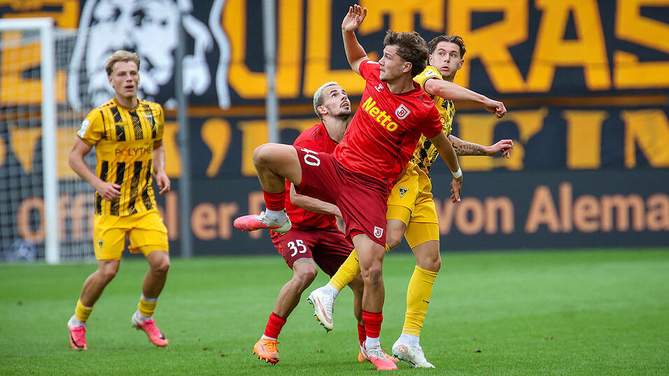 Eine beeindruckende Moral bewies der SSV Jahn um Jakob Seibold (2.v.r.) und Sascha Hingerl jüngst bei Alemannia Aachen. Am Dienstagabend soll der Aufwärtstrend gegen Düsseldorf weitergehen. Eine beeindruckende Moral bewies der SSV Jahn um Jakob Seibold (2.v.r.) und Sascha Hingerl jüngst bei Alemannia Aachen. Am Dienstagabend soll der Aufwärtstrend gegen Düsseldorf weitergehen.
