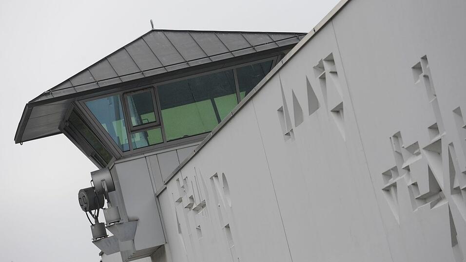 Bei der Durchsuchungsaktion waren Ermittler unter anderem auch in der Justizvollzugsanstalt Stadelheim angerückt. (Archivbild) Bei der Durchsuchungsaktion waren Ermittler unter anderem auch in der Justizvollzugsanstalt Stadelheim angerückt. (Archivbild)