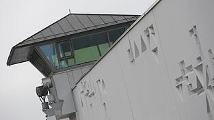 Bei der Durchsuchungsaktion waren Ermittler unter anderem auch in der Justizvollzugsanstalt Stadelheim angerückt. (Archivbild)