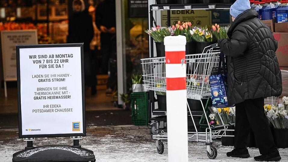Am dritten Tag des Stromausfalls in Teilen Berlins warten 30.000 Haushalte weiter auf Energie. Am dritten Tag des Stromausfalls in Teilen Berlins warten 30.000 Haushalte weiter auf Energie.