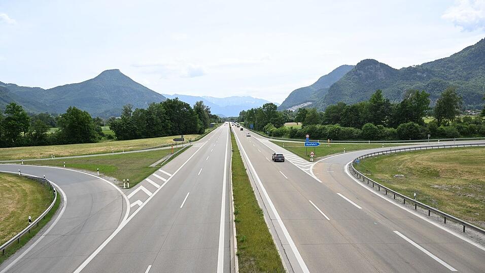 Die Warnungen vor einem Verkehrschaos haben offenbar gewirkt - nur wenige Autos fuhren am Samstag auf der A8 in Richtung Österreich. Die Warnungen vor einem Verkehrschaos haben offenbar gewirkt - nur wenige Autos fuhren am Samstag auf der A8 in Richtung Österreich.
