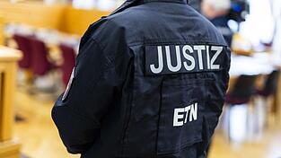 Konsequent ist die geplante Begründungspflicht, wenn Gerichte bei Tätern zwischen 18 und 20 Jahren Jugendstrafrecht anwenden. Das Jugendstrafrecht kann angemessen sein. Das Alter jedoch sollte keine pauschale Garantie für Milde mehr sein. Konsequent ist die geplante Begründungspflicht, wenn Gerichte bei Tätern zwischen 18 und 20 Jahren Jugendstrafrecht anwenden. Das Jugendstrafrecht kann angemessen sein. Das Alter jedoch sollte keine pauschale Garantie für Milde mehr sein.