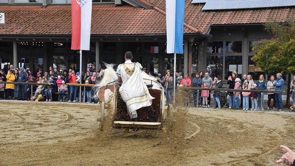 Mit Streitwagen ging es schwungvoll um den Platz vor der Stadthalle.