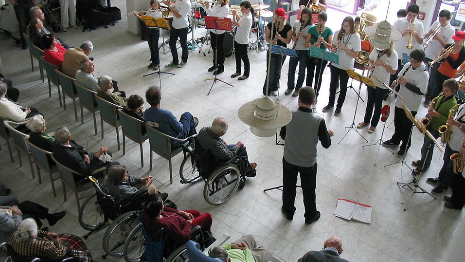 Die Stadtkapelle Straubing hat im Altenheim Marienstift ein Konzert gegeben