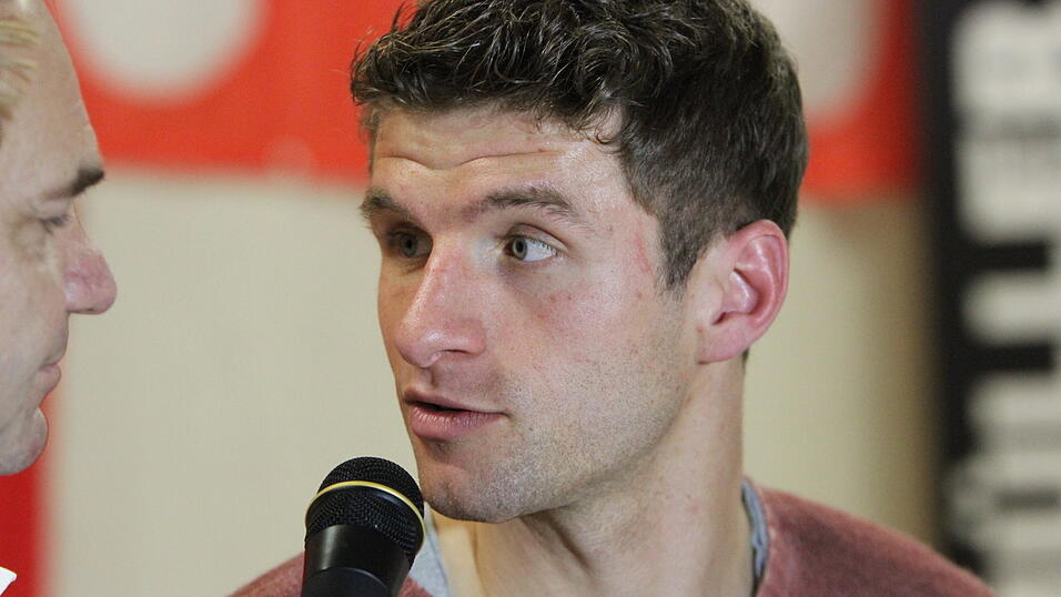 Thomas Müller besuchte am Sonntagnachmittag den 'FC Bayern-Fanclub Straubing '93'. (Foto: Fabian Roßmann) Thomas Müller besuchte am Sonntagnachmittag den 'FC Bayern-Fanclub Straubing '93'. (Foto: Fabian Roßmann)