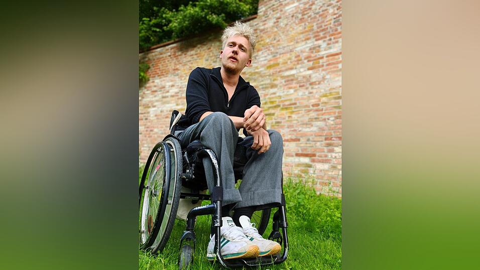 An dem Absatz in der Mauer hinter ihm ist Matthias Keck vor einem Jahr ins Leere getreten.