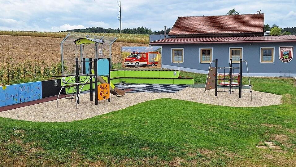 In Höhhof gibt es einen neuen Spielplatz. Das Besondere: Die Feuerwehr des Dorfes hat ihn aus eigener Kraft errichtet. In Höhhof gibt es einen neuen Spielplatz. Das Besondere: Die Feuerwehr des Dorfes hat ihn aus eigener Kraft errichtet.