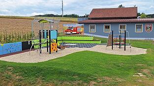 In Höhhof gibt es einen neuen Spielplatz. Das Besondere: Die Feuerwehr des Dorfes hat ihn aus eigener Kraft errichtet.