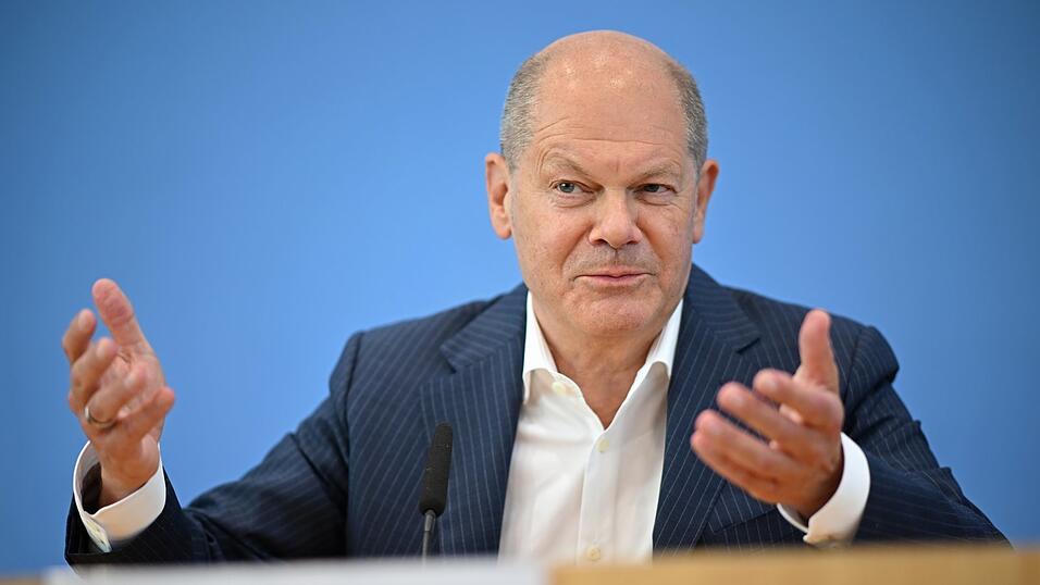 Bundeskanzler Olaf Scholz l&auml;sst auf seiner Sommer-Pressekonferenz kein brisantes Thema aus, aber konkret wird er dabei nicht.