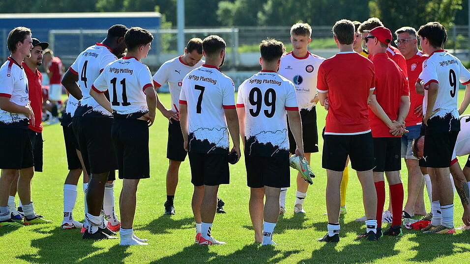Als verschworene Einheit wollen die Plattlinger ins Heimspiel gegen den FC-DJK Simbach gehen. Als verschworene Einheit wollen die Plattlinger ins Heimspiel gegen den FC-DJK Simbach gehen.