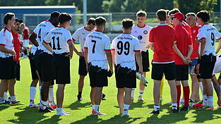 Als verschworene Einheit wollen die Plattlinger ins Heimspiel gegen den FC-DJK Simbach gehen.